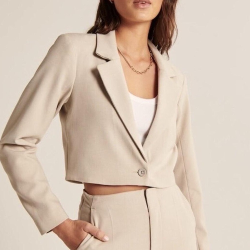 ABERCROMBIE & FITCH Cream/Tan Cropped
Blazer Jacket Small